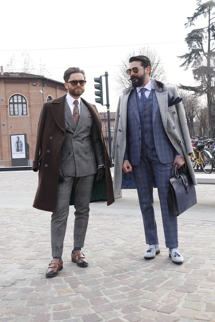 第97回ピッティ・イマージネ・ウオモの会場前にて。開会当日には、ファッションインフルエンサーたちが次々と来場。カメラを向けられていた。