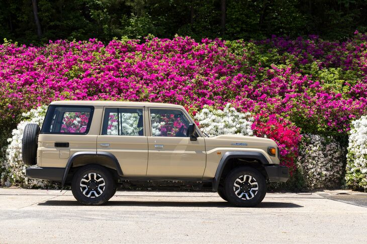 大きく盛り上がったボンネットの形状に注目。大幅改良を受けた「ランドクルーザー“70”」では、パワートレインの冷却性向上と歩行者保護の観点から、ボンネットの形状が変更された。