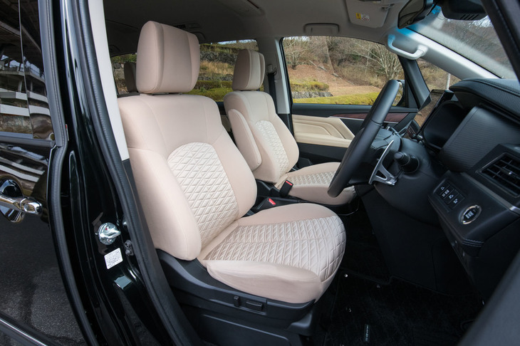 シート表皮のファブリックは、新たにシャンパンゴールドのような色調に。ダイヤモンド柄のキルト加工が施されている。