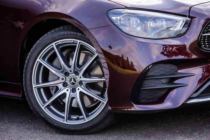 今回の試乗車は、前245/40R19 、後ろ275/35R19サイズの「グッドイヤー・イーグルF1アシメトリック3」ランフラットタイヤを装着していた。