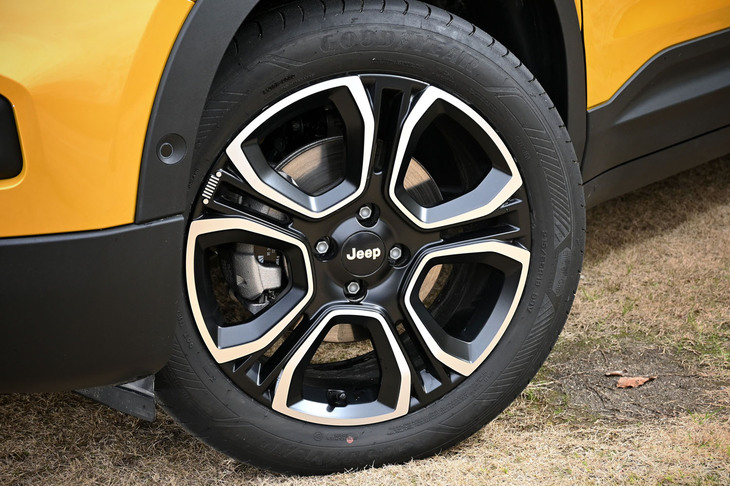 通常は215/60R17サイズのオールシーズンタイヤが装備される「4xeハイブリッド」だが、試乗車はオプションの「スタイルパック」装着車であり、215/55R18サイズのサマータイヤが装備されていた。