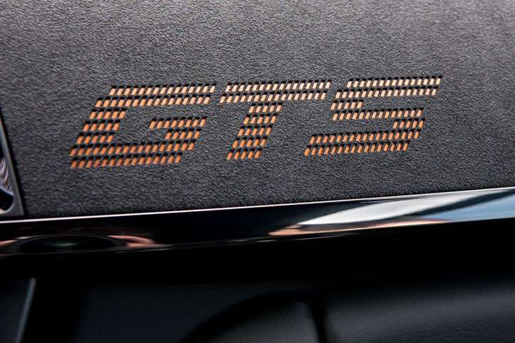 ダッシュボードにあしらわれた「GTS」のロゴ。