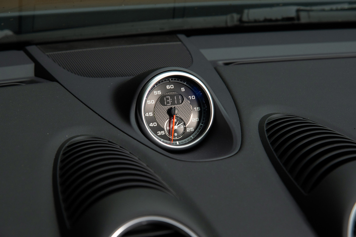 ダッシュボード上部に備わるアナログ式のストップウオッチ。「718ボクスターGTS」には、ダイナミックトランスミッションマウントや「PSMスポーツモード」を含む、「スポーツクロノパッケージ」が標準装備される。