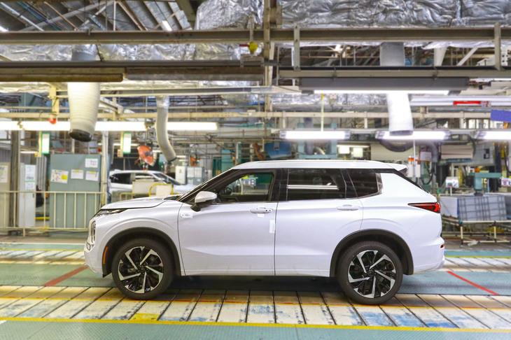 生産ラインを流れる新型「三菱アウトランダー」。