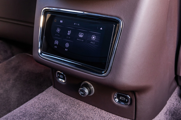 センターコンソール後部に、ワンタッチで取り外しができる「タッチスクリーンリモート（TSR）」を装備。スマホを操作する要領で、シートのマッサージやベンチレーター機能、エアコン、オーディオなどのコントロールが行える。