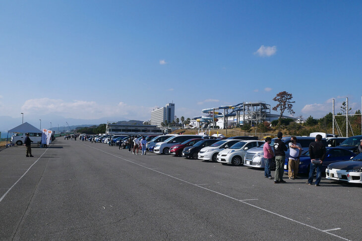 開場は西湘バイパスに面する大磯ロングビーチの第一駐車場。当日はご覧のとおりの晴天に恵まれた。