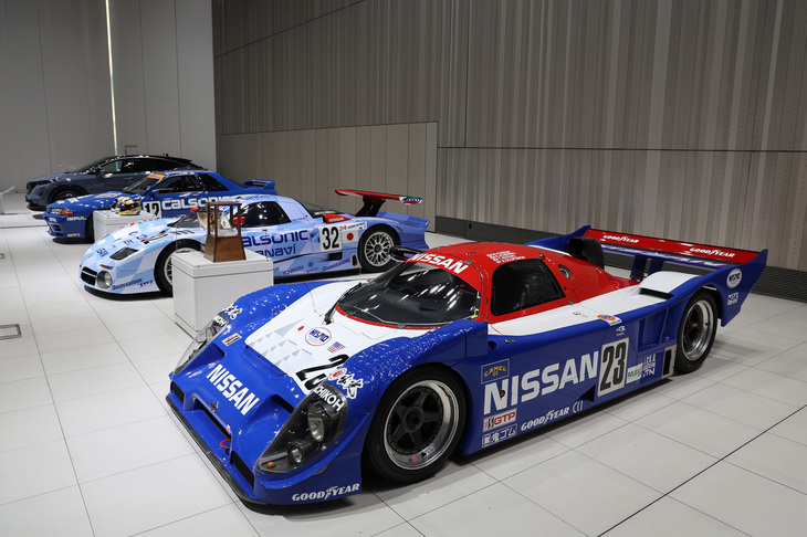 グローバル本社ギャラリーに展示中の、手前から「R91CP」と「R390 GTI」、そして「スカイラインGT-RグループAカルソニック」（BNR32）。