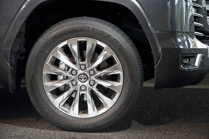 タイヤサイズは「ZX」のみ265/55R20、その他のグレードはすべて265/65R18となる。