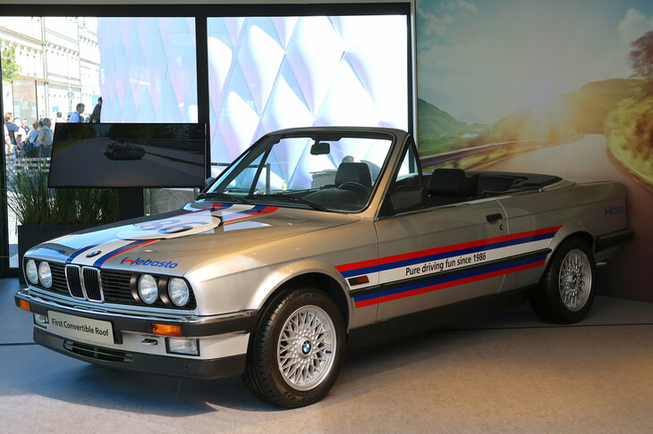 サプライヤー、ベバスト社の市内会場より。1986年「BMW 3シリーズ（E30）カブリオレ」が展示されているので、なぜかと聞けば、同社がオープントップに進出する契機となった記念すべき一台だった。