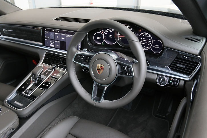 トランスミッションは8段AT（PDK）。ステアリングにはシフトパドルが備わる。