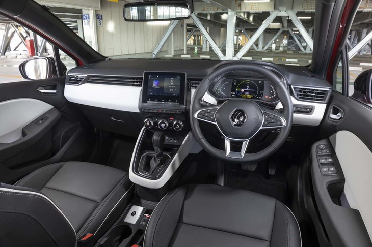 試乗車のボディーカラー「ルージュフラム」には「ライトグレー」のインテリアが組み合わされる。ボディーカラーが青または黒の場合、インテリアは「ブラック」。