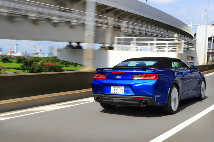 クローズド時のスポーティーなスタイリングも「カマロ コンバーチブル」の特徴。天地の薄いガラスエリアやなだらかに傾斜したリアウィンドウまわりなどは、いずれも「クーペ」に準じた意匠となっている。