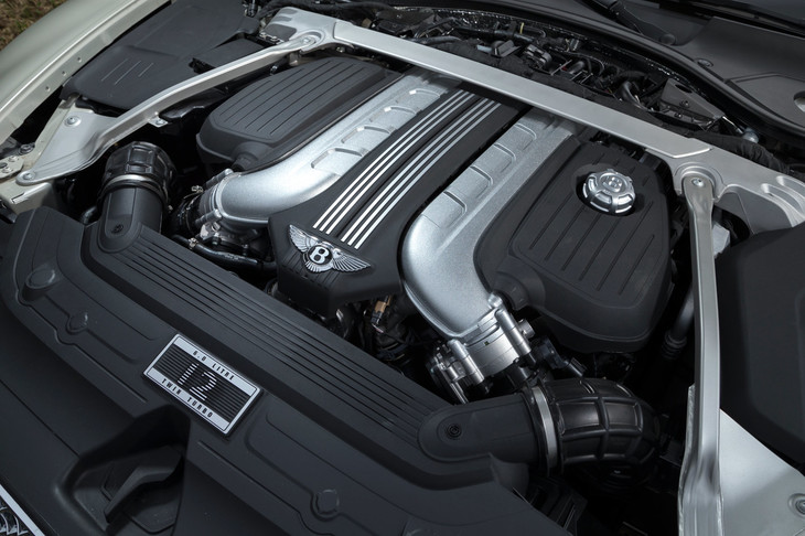 直噴化された6リッターW12ツインターボエンジンは、最高出力635ps、最大トルク900Nmを発生する。