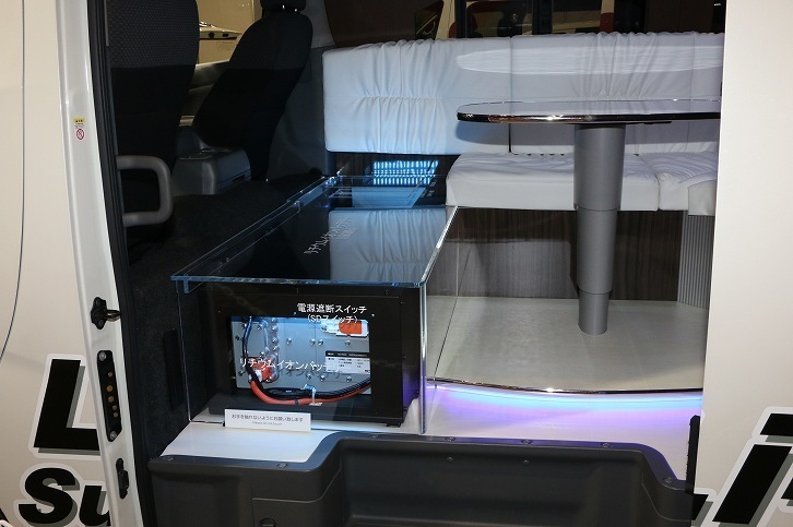 「リーフ」のEV技術を活用した日産のリチウムイオンバッテリーシステムは、シート下に収納される。8kWhの大容量で、車内で使う3日分の電気を供給可能だ。