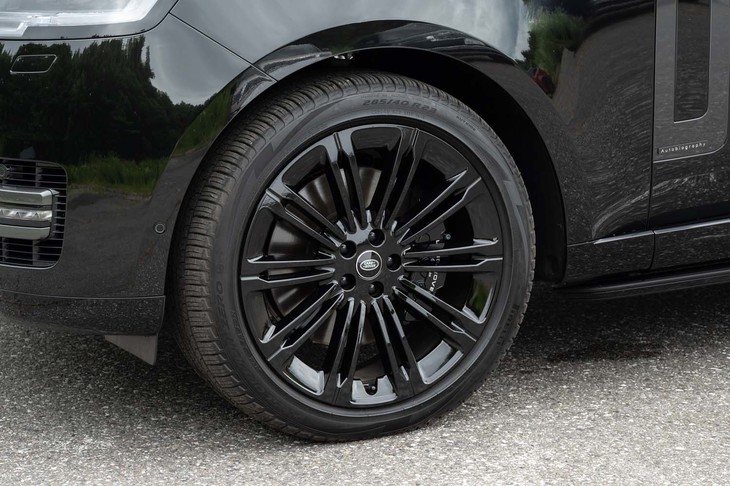 タイヤ＆ホイールは22インチが標準で、23インチはオプションで選べる。足元まですべて真っ黒なコーディネートだ。