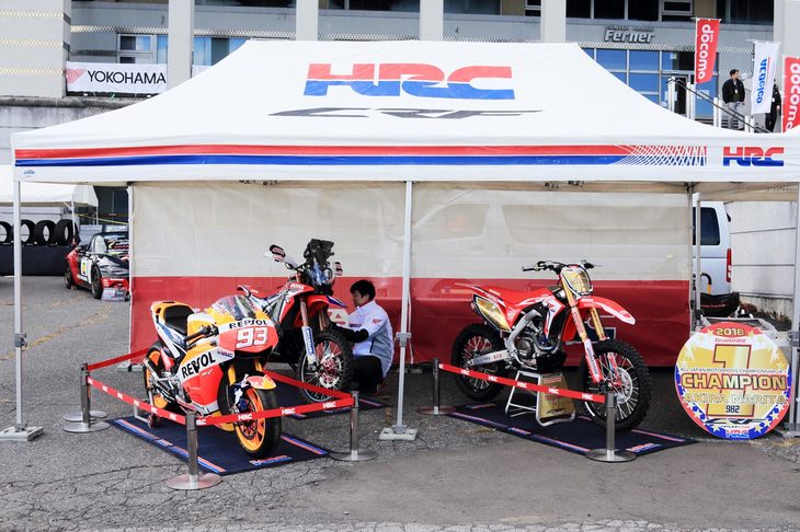 ホンダの二輪におけるモータースポーツ活動を統括するHRCは、MotoGPや全日本モトクロスの競技車両など3台を展示。