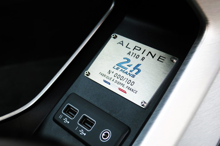 「アルピーヌA110 Rルマン」の生産台数は、グローバルで100台のみ。センターコンソールの下のトレイには、ルマン24時間レースの公式サインと製造ナンバーの入ったプレートが取り付けられる。