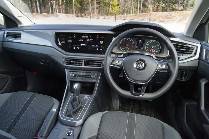 フォルクスワーゲンの「MQB」戦略により、多くのパーツを上級車種と共有する新型「ポロ」。細かなトリムの違いはあるものの、ステアリングホイールやシフトセレクターは「ゴルフ」や「パサート」などと基本的に同じものを採用している。