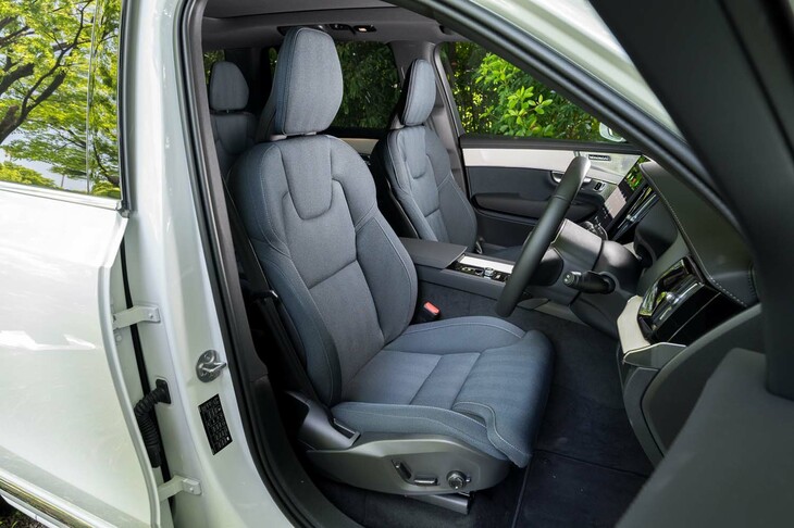 1列目シートには電動調整機構やヒーター、電動ランバーサポートなどを全車に標準で採用。「ウルトラ」グレードにはリラクゼーション機能やベンチレーション機能も搭載される。