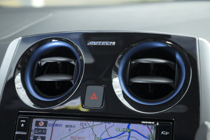 エアコンの吹き出し口もブルーでドレスアップ。その中央には「AUTECH」のロゴマークも。