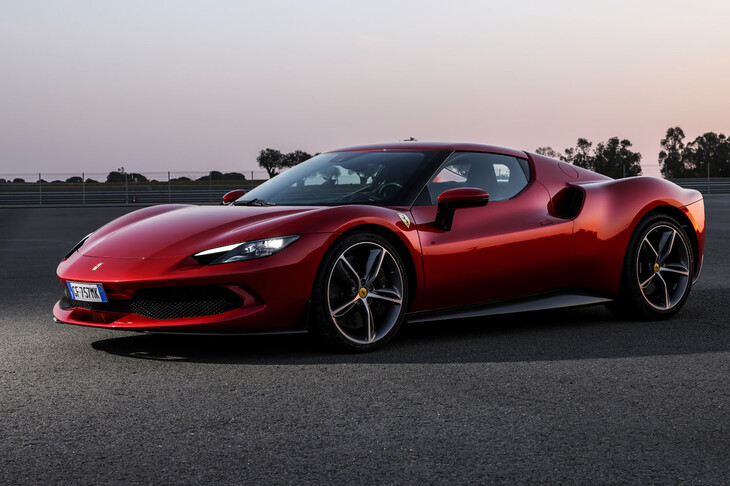 フェラーリの新たな基幹モデル「296GTB」（写真）は、ブランド初のV6ターボエンジンに「SF90」譲りのプラグインハイブリッドシステムを組み合わせる。