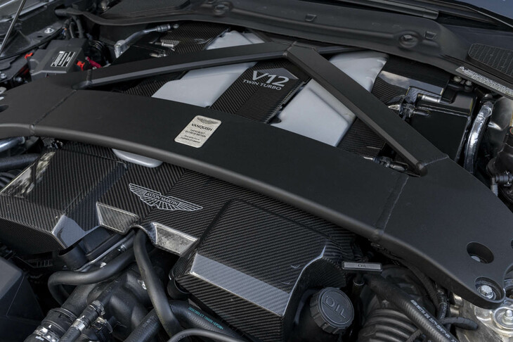 2基のターボで過給される「ヴァンキッシュ」の5.2リッターV12エンジンにはモーターが備わらない。純粋に“燃やす”ことで1000N・mものトルクをたたき出す。