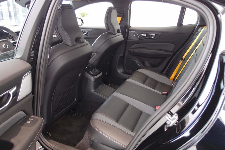 ボルボS60 T8ポールスターエンジニアード（リアシード）