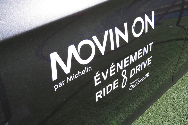 試乗車に貼られたステッカー。1枠30分という限られた時間だったが、日本未導入のクルマに触れられる、貴重な機会だった。