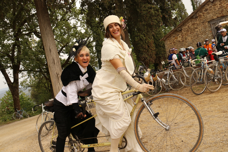 こちらも、ヴァリアリ村でのひとこま。タンデム自転車にクラシカルな衣装の組み合わせが目を引く。