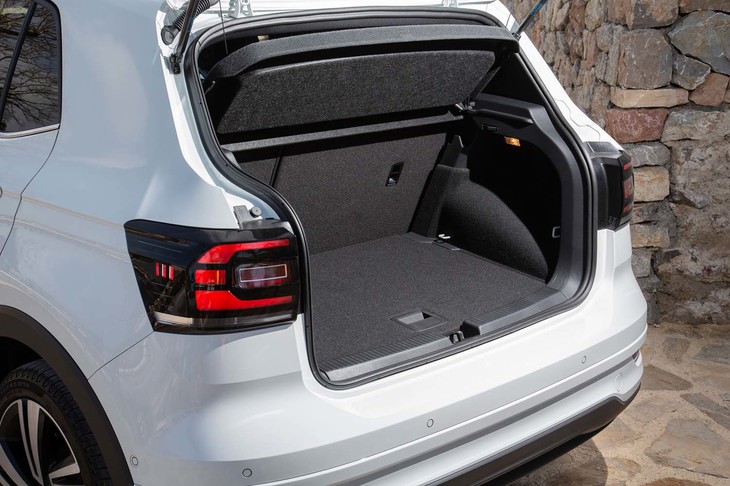5人乗車時の荷室容量は385～455リッター。後席を前後にスライドさせることで奥行きが変化する。