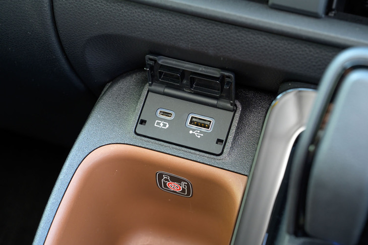 前席のUSBポートは充電用のタイプCと通信用のタイプAの計2つが用意されている。