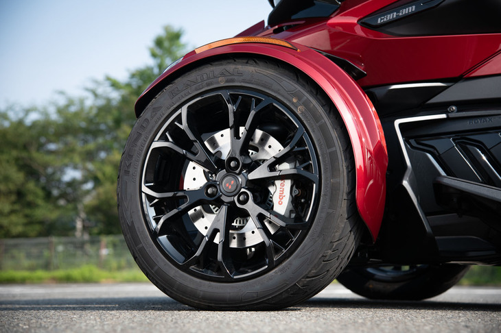 タイヤは前後ともに台湾のケンダ製で、サイズは前がMC165/55R15、後ろがMC225/50R15。フロントブレーキにはブレンボ製の4ピストンキャリパーが採用される。