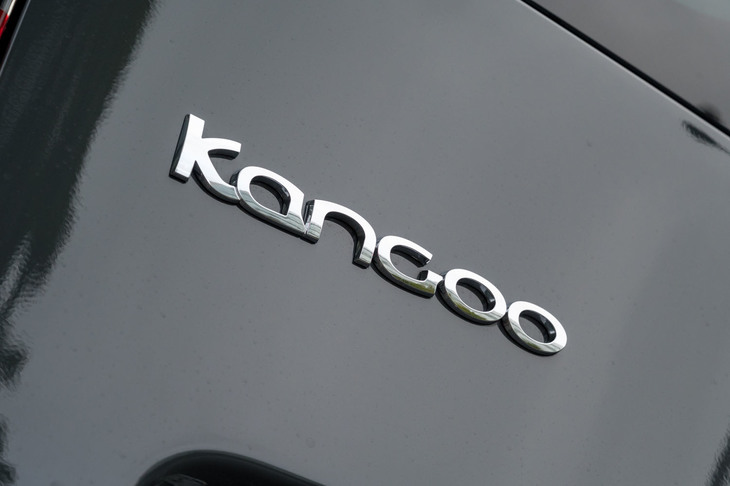 試乗車の「グリ・アーバン」を含め、6色のボディーカラーが用意された「リミテッド ディーゼルMT」。販売は400台限定で、発表直後に完売となった。