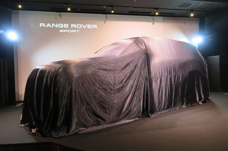 アンベールを待つ新型「ランドローバー・レンジローバー スポーツ」。