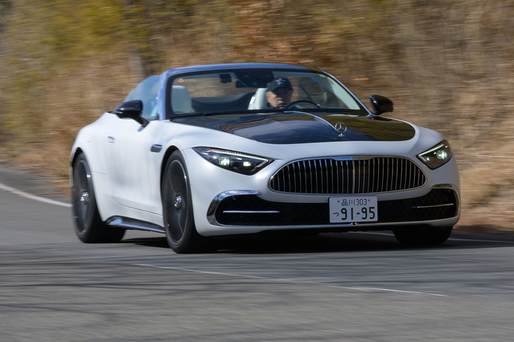 パワーユニットは最高出力585PS、最大トルク800N・mの4リッターV8ツインターボエンジン。いざとなれば0-100km/h加速を4.1秒でこなす。