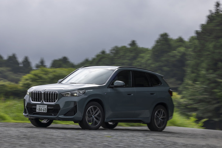 「Mスポーツ」は減衰力可変式の「アダプティブMサスペンション」を装備。最低地上高は減衰力固定式サスの「xライン」よりも16mm低い189mm。