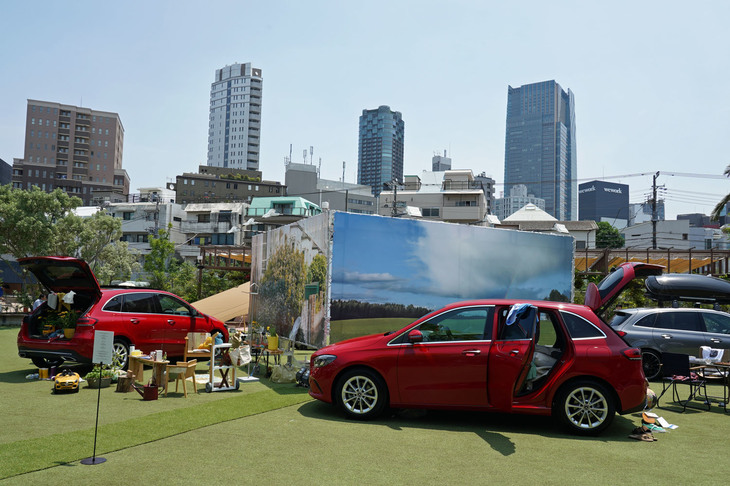 会場にはセレクトショップBEAMS（ビームス）による飾りつけが施された新型「Bクラス」が展示されていた。