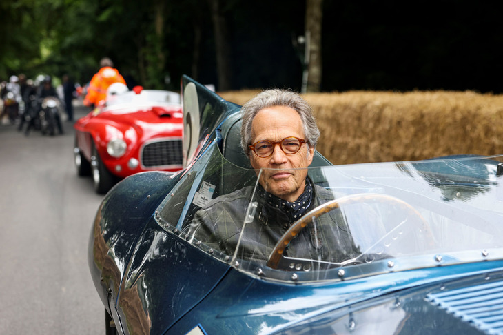 グッドウッドでのイベントを主催する、第11代リッチモンド公爵ことチャールズ・ゴードン＝レノックス氏。その肩書からわかるとおり、本物の英国貴族だ。