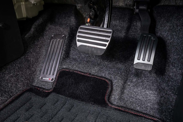 アクセル、ブレーキ、フットレストは「NISMO」シリーズ専用となるアイテムでアルミ製。フットレストには「nismo」のロゴが入っている。