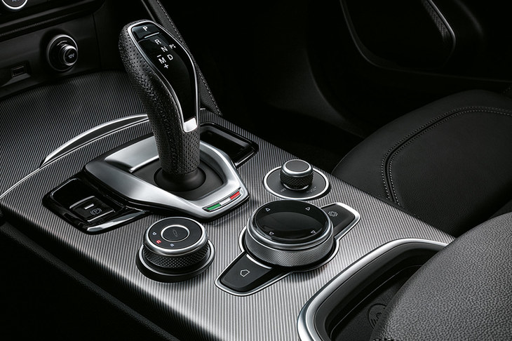 インテリアについては、センターコンソールまわりの質感や、スイッチ類の操作感の改善も図られた。