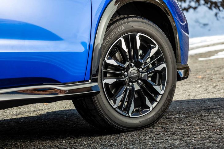 ブラック塗装と切削加工を組み合わせたアルミホイール。サイズはFF車が18インチ、4WD車が17インチで、開発に際しては裏面の切削量で車両の操縦安定性や乗り心地を調整するなど、車両特性とのマッチングが図られた。