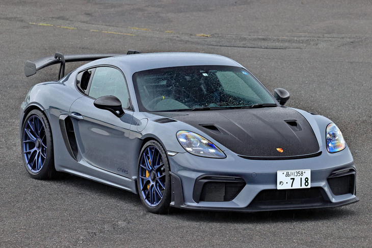 「ポルシェ718ケイマンGT4 RS」は最高出力500PSの4リッターフラット6ユニットを搭載。最新の「911 GT3」（520PS）とは差がつけられているが、991型GT3とは同じピークパワーだ。（写真＝荒川正幸）