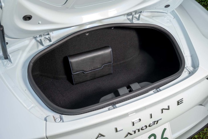 リアのトランクルームの容量は96リッター。入り口は狭いが、内部は横方向に広がっている。