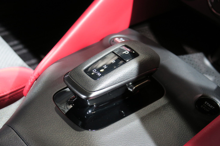 AT車のシフトレバー。小ぶりなノブを軽いタッチで操作するバイワイヤ式が採用されている。