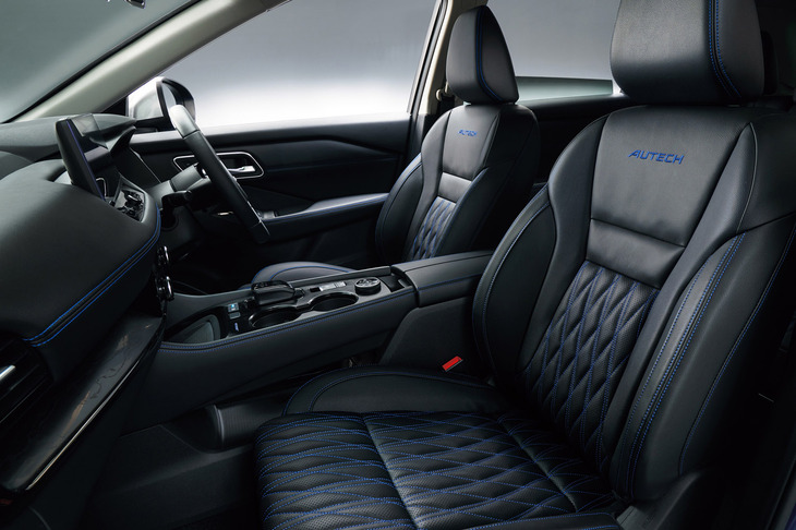 シートのメイン部分に抗菌仕様の本革を用いた「日産エクストレイルAUTECH」のフロントシート。ブルーステッチと専用デザインのキルティング、「AUTECH」の刺しゅうで高級感が演出されている。