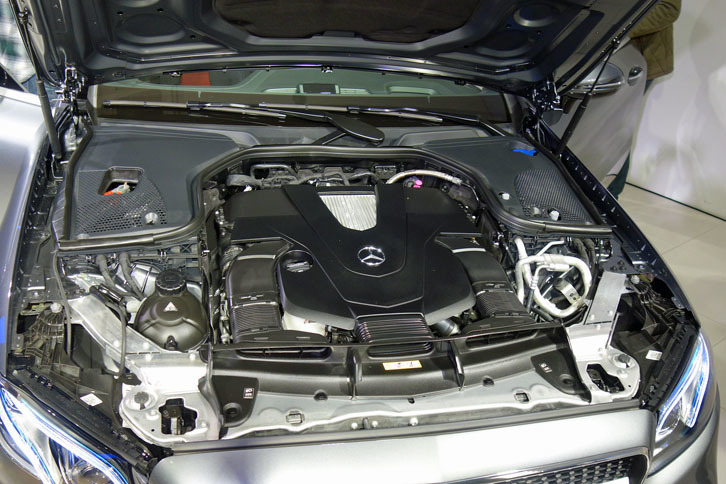 「E400 4MATICカブリオレ スポーツ」に搭載される3リッターV6ツインターボエンジン。最高出力333ps、最大トルク480Nmを発生する。
	 