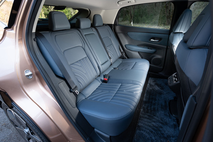 後席も快適装備は充実しており、リアエアコンやUSBポート、シートヒーターなどを完備。車体底部にバッテリーを搭載するEVならではの、フラットな床面も特徴だ。