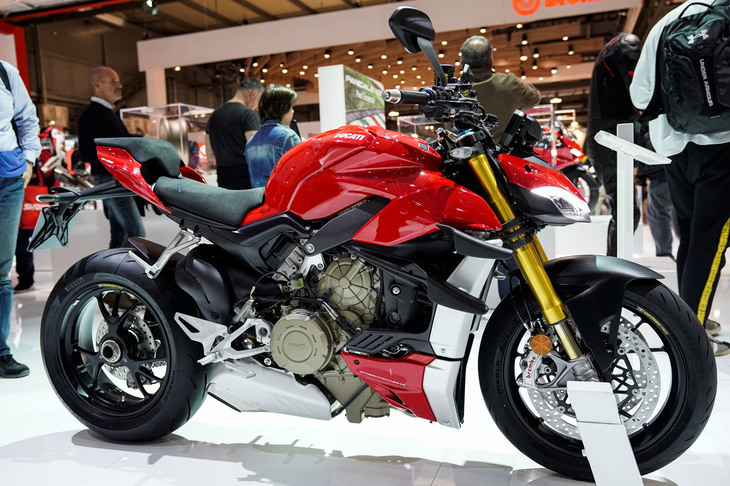 2017年、2018年と、世界中の二輪市場とレースシーンの話題をさらったドゥカティのV型4気筒エンジン搭載モデル「パニガーレV4」シリーズ。そのネイキッドモデルが「ストリートファイターV4」だ。しかしこのモデルは、単にカウルをはぎ取っただけではない。ステアリングヘッドまわりに小変更を加え、新型スイングアームを採用。さらにパニガーレV4シリーズに採用されるウイングレットを2枚装備。「バイプレーンウイング」と呼ばれるそれは、208PSのハイパワーマシンからカウルを取り外しても十分なスタビリティーを得るために、高いダウンフォースを発生させる。