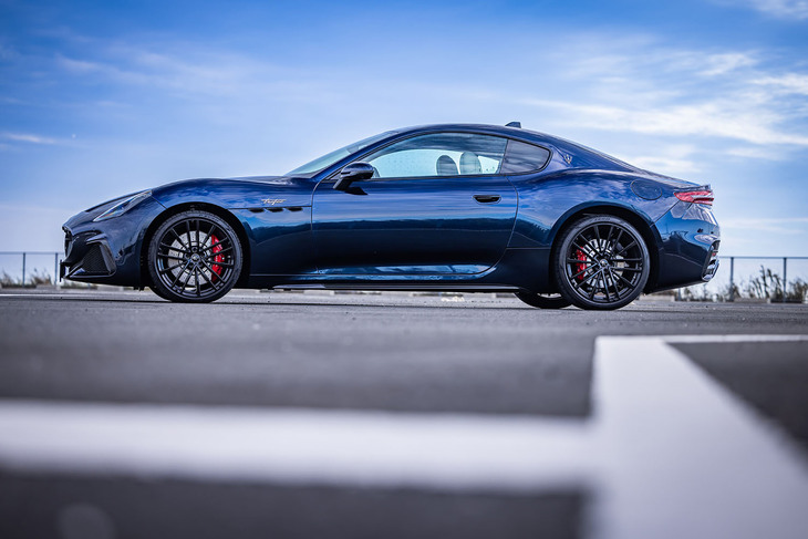 今回試乗した車両の外板色は64万円の有償カラーとなる「ブルーノービレ」。光の加減によって濃紺に見えたり、もう少し明るいブルーに見えたりする3コートメタリックペイントが特徴だ。