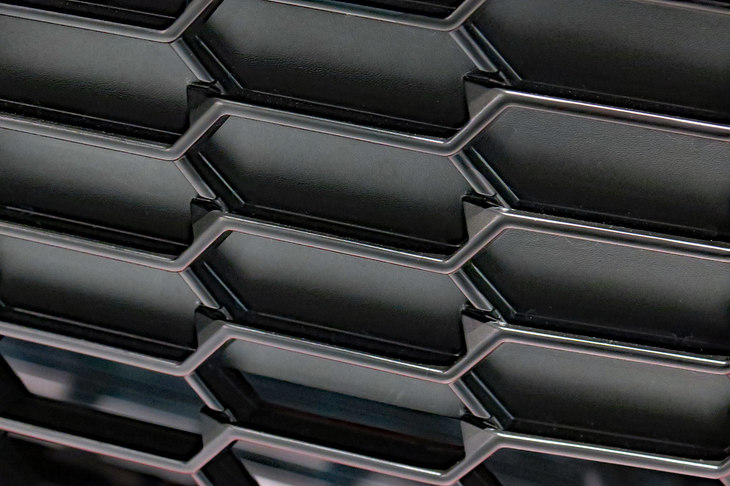 フロントグリルのハニカム模様は、単純な六角形ではなく“G”の文字を模したものとなっている。